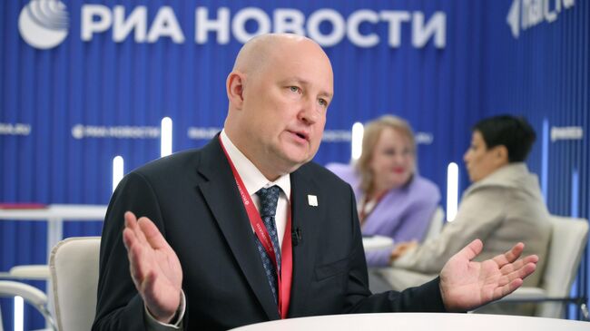 Михаил Развожаев на стенде РИА Новости на ПМЭФ-2025