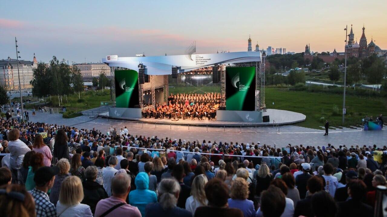 Концерт Летнего фестиваля в парке Зарядье Концерт Летнего фестиваля в парке Зарядье - РИА Новости, 1920, 24.06.2025