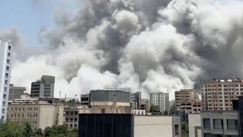 Дым в Тегеране после израильского удара. Кадр видео из соцсетей Дым в Тегеране после израильского удара. Кадр видео из соцсетей - РИА Новости, 1920, 24.06.2025