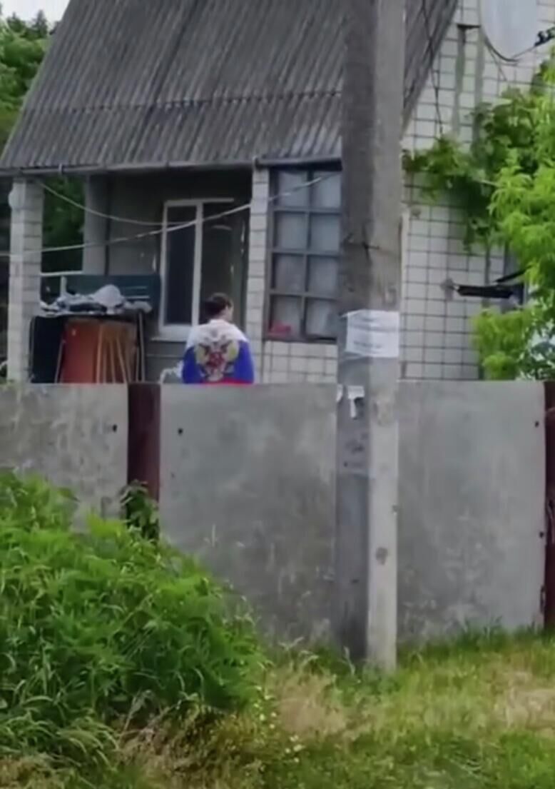 Мужчина с российским флагом в селе Юзвин в Винницкой области. Кадр видео - РИА Новости, 1920, 23.06.2025