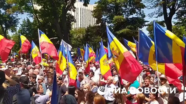 Митинг оппозиционных молдавских партий у здания парламента в Кишиневе