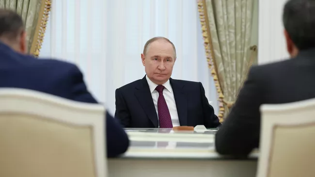 Президент России Владимир Путин во время встречи с министром иностранных дел Ирана Аббасом Аракчи