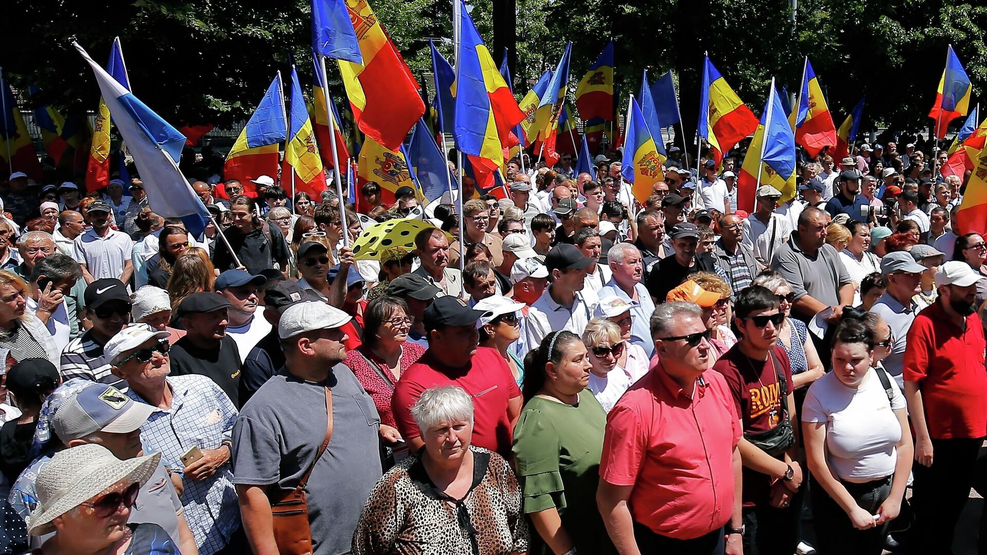 Участники митинга против внутренней и внешней политики правящей партии Действие и солидарность у здания парламента в Кишиневе Участники митинга против внутренней и внешней политики правящей партии Действие и солидарность у здания парламента в Кишиневе - РИА Новости, 1920, 15.08.2025