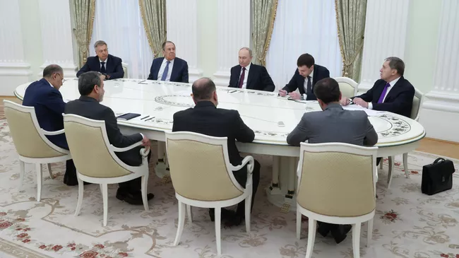 Президент РФ Владимир Путин и министр иностранных дел Ирана Аббас Аракчи во время встречи