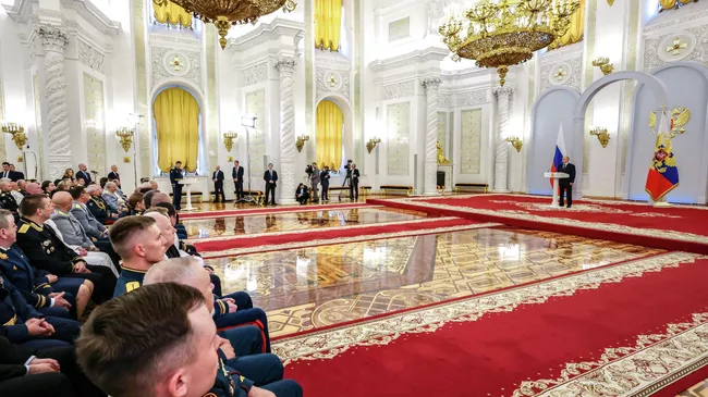Президент РФ Владимир Путин на встрече с выпускниками вузов силовых и военных ведомств