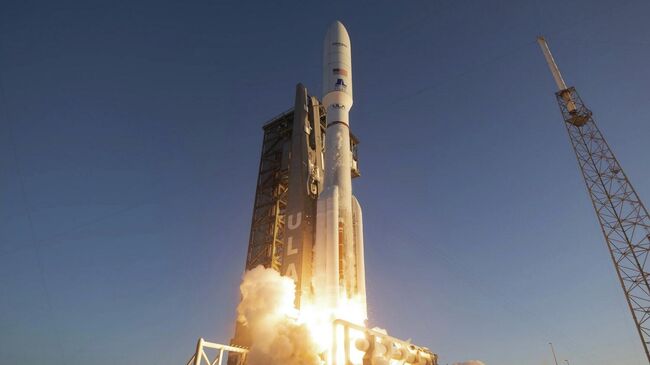 Старт ракеты Atlas V с миссией Amazon Kuiper 2 космодрома на мысе Канаверал, США