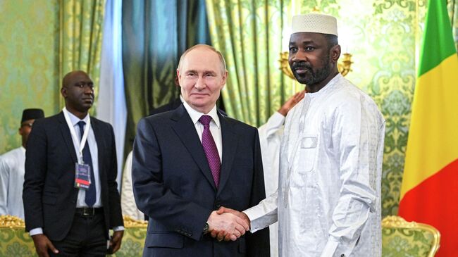 Путин на встрече с президентом переходного периода Мали