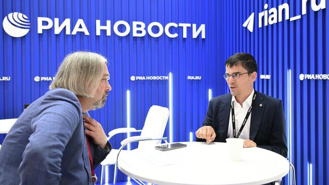 Директор по развитию СКБ Контур Илья Бублик на стенде РИА Новости на ПМЭФ-2025