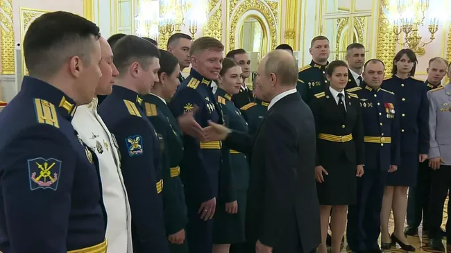 Общение Путина с выпускниками военных вузов в неформальной обстановке