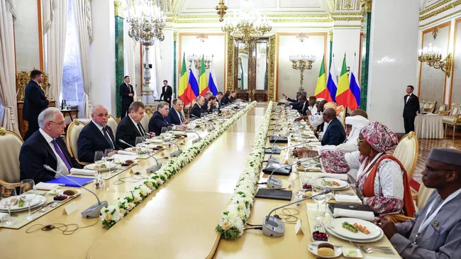 Президент РФ Владимир Путин и президент переходного периода Республики Мали Ассими Гоита во время переговоров