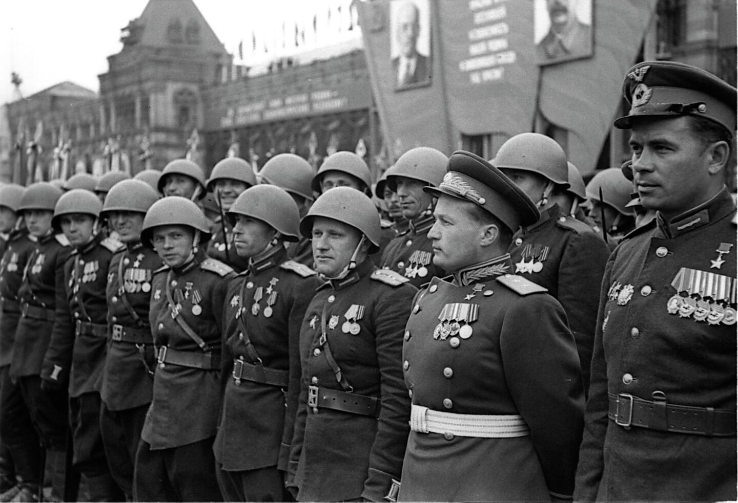 Парад Победы на Красной площади в Москве 24 июня 1945 года в честь победы СССР над Германией Парад Победы на Красной площади в Москве 24 июня 1945 года в честь победы СССР над Германией