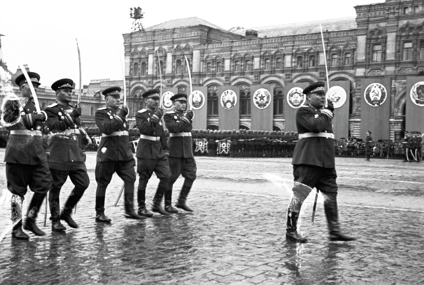 Парад Победы на Красной площади в Москве 24 июня 1945 года в честь победы СССР над Германией Парад Победы на Красной площади в Москве 24 июня 1945 года в честь победы СССР над Германией