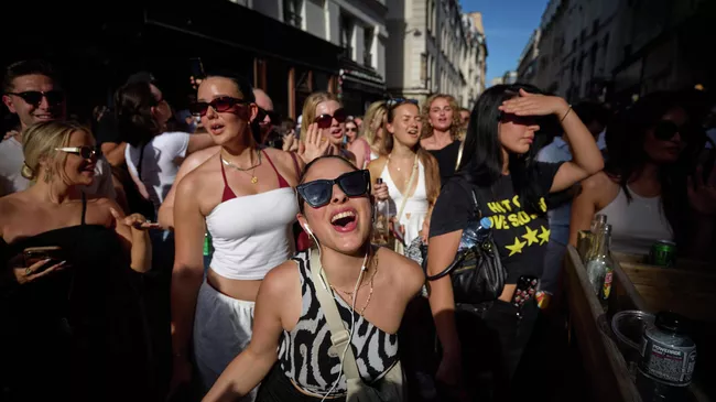 Девушки танцуют во время фестиваля Fete De La Musique на улице в Париже, Франция. 21 июня 2025 года
