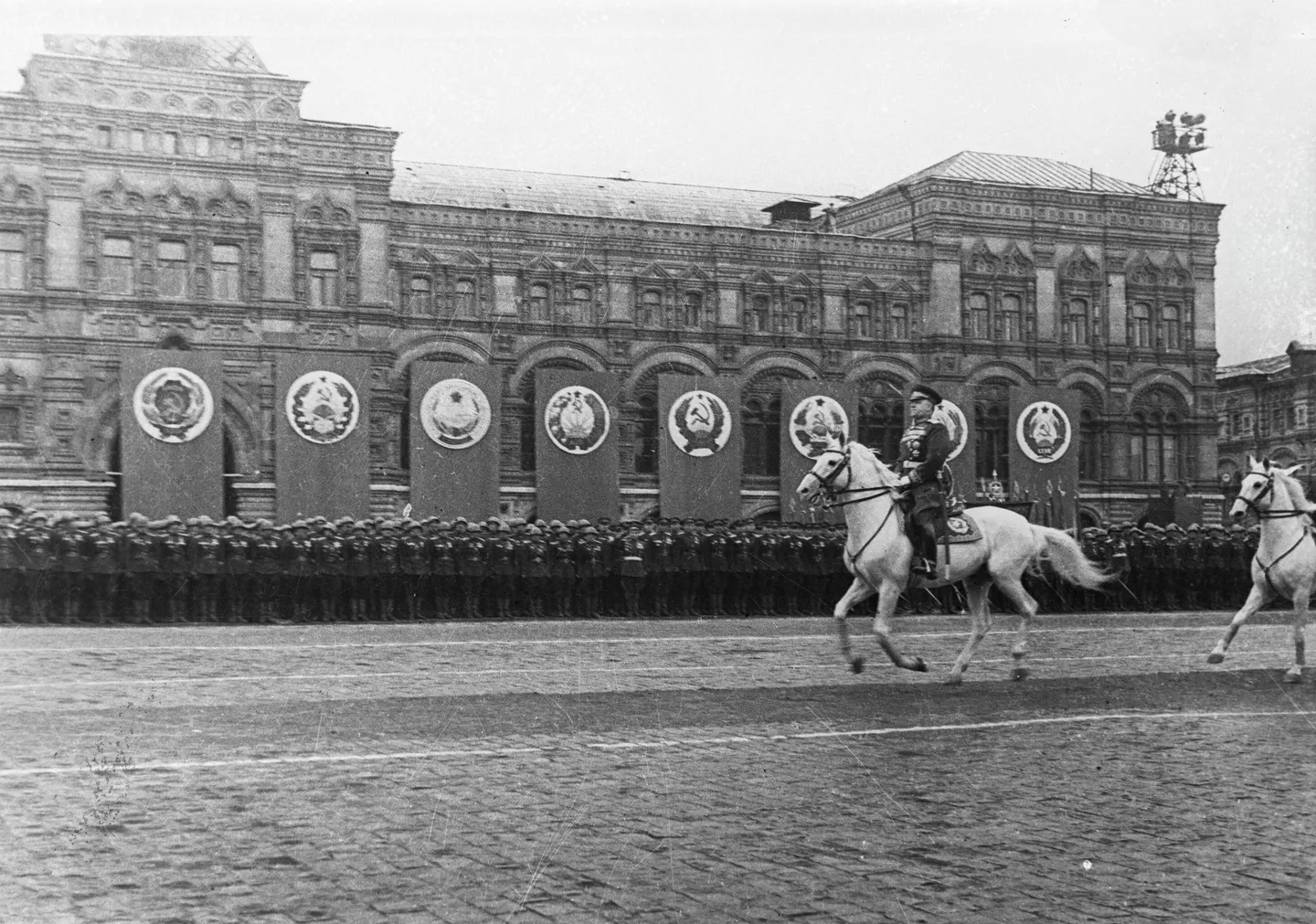 Парад Победы в Москве на Красной площади 24 июня 1945 года принимает заместитель Верховного главнокомандующего, маршал Советского Союза Георгий Жуков Парад Победы в Москве на Красной площади 24 июня 1945 года принимает заместитель Верховного главнокомандующего, маршал Советского Союза Георгий Жуков