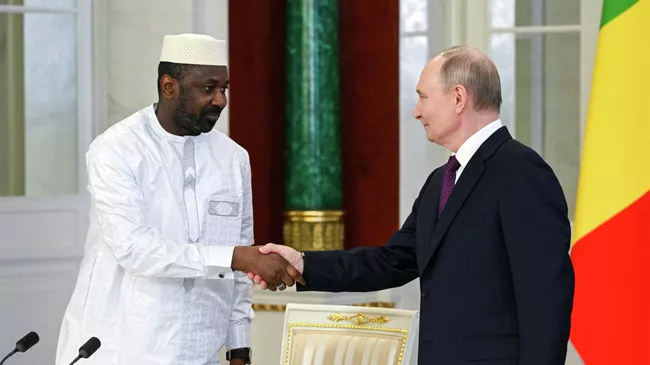 Президент РФ Владимир Путин и президент переходного периода Республики Мали Ассими Гоита во время церемонии подписания документов о сотрудничестве между Россией и Республикой Мали