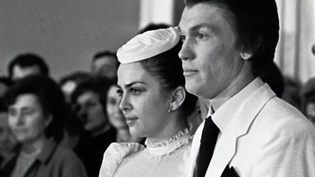 Ирина Дерюгина и Олег Блохин во время церемонии бракосочетания в Голубом зале дворца Октябрьский