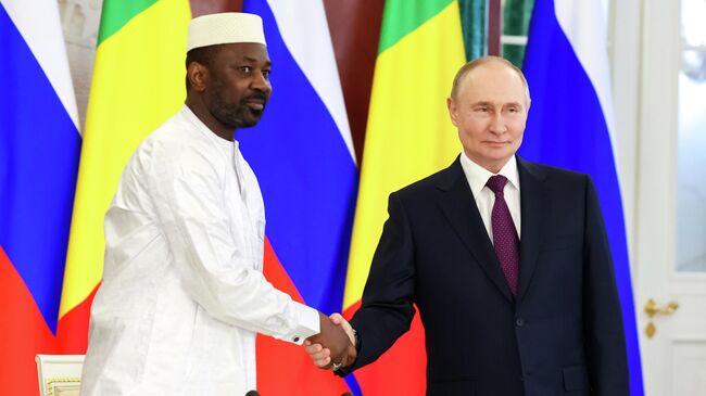 Президент РФ Владимир Путин и президент переходного периода Республики Мали Ассими Гоита во время церемонии подписания документов о сотрудничестве