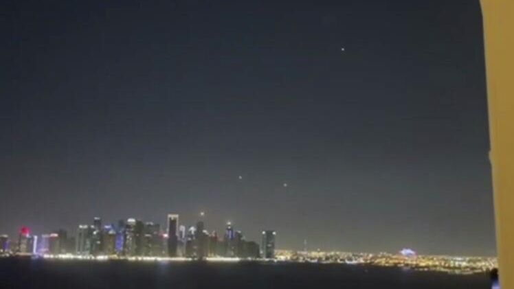 Работа ПВО во время иранской атаки на авиабазу ВВС США Аль-Удейд в Катаре. Кадр видео из соцсетей - РИА Новости, 1920, 23.06.2025