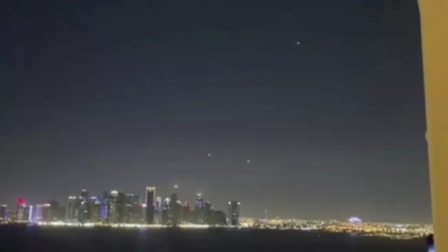 Работа ПВО во время иранской атаки на авиабазу ВВС США Аль-Удейд в Катаре. Кадр видео из соцсетей