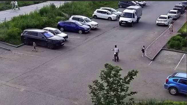 Под Томском водитель Газели сбил четырехлетнего мальчика. Кадр из видео Под Томском водитель Газели сбил четырехлетнего мальчика. Кадр из видео - РИА Новости, 1920, 24.06.2025