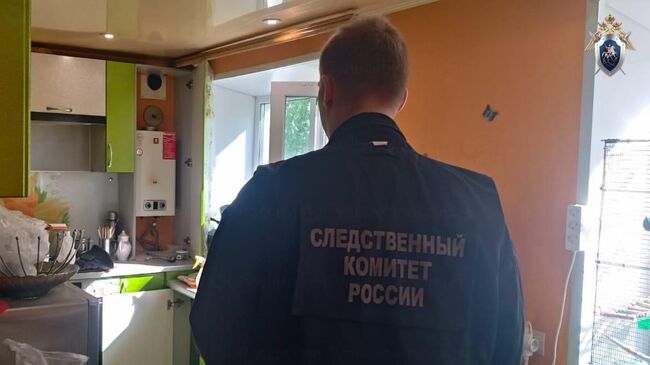 Сотрудники СК РФ в квартире в городе Болохово Тульской области, где семья из трех человек погибла от отравления газом
