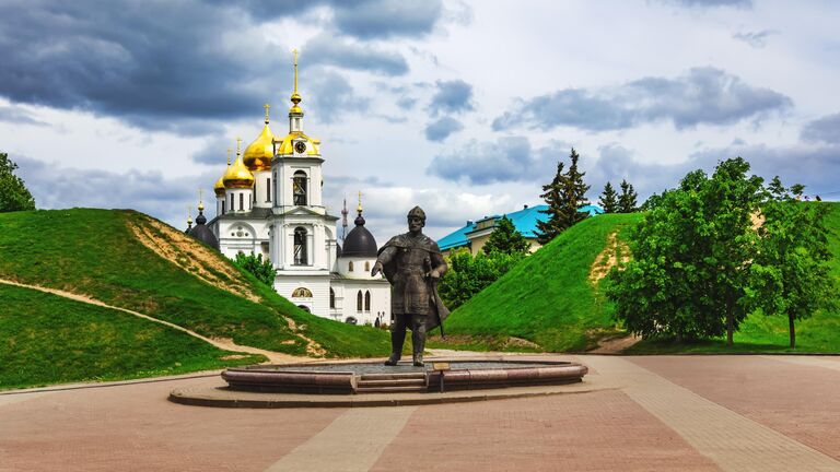 Памятник Юрию Долгорукому в Дмитровском кремле
