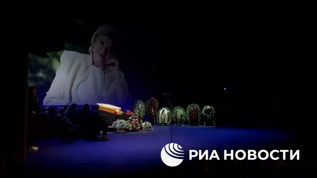 Церемония прощания с Валентиной Талызиной в театре Моссовета в Москве