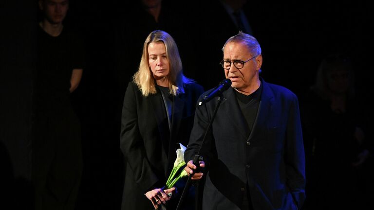 Le metteur en scène Andreï Kontchalovski et l'actrice Ioulia Vysotskaïa lors de la cérémonie d'adieu de l'artiste du peuple de la RSFSR Valentina Talyzina au Théâtre Mossovet