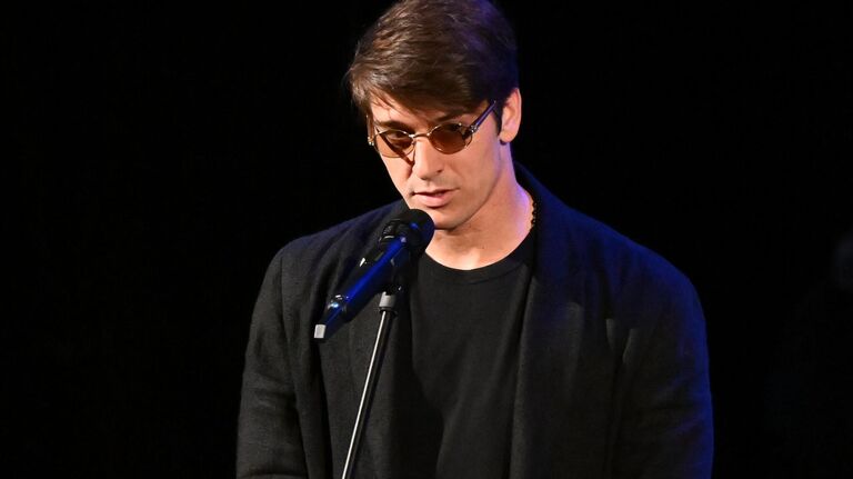 L'acteur Stanislav Bondarenko lors de la cérémonie d'adieu de l'artiste du peuple de la RSFSR Valentina Talyzina