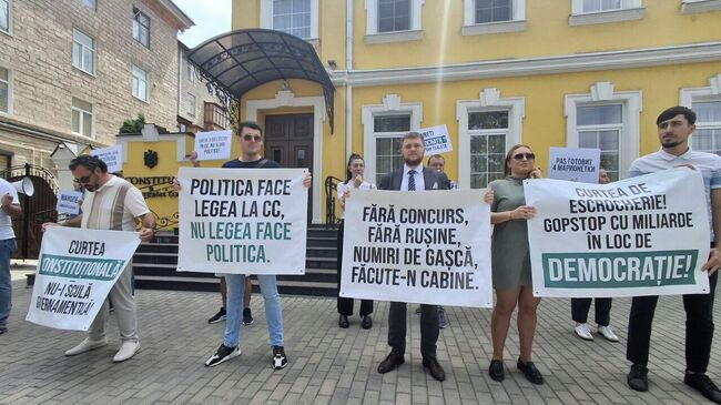 Активисты блока Альтернатива у здания Конституционного суда Молдавии