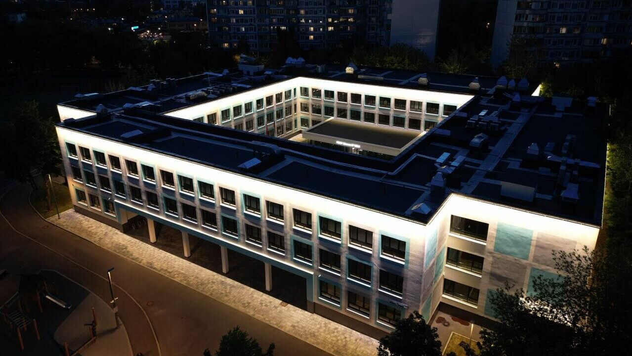 Школа с архитектурно-художественной подсветкой в Москве - РИА Новости, 1920, 24.06.2025