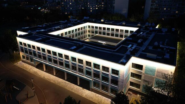 Школа с архитектурно-художественной подсветкой в Москве