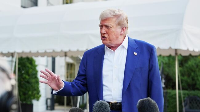 Президент США Дональд Трамп перед отправлением на саммит НАТО в Гааге