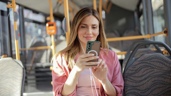 Девушка пользуется смартфоном