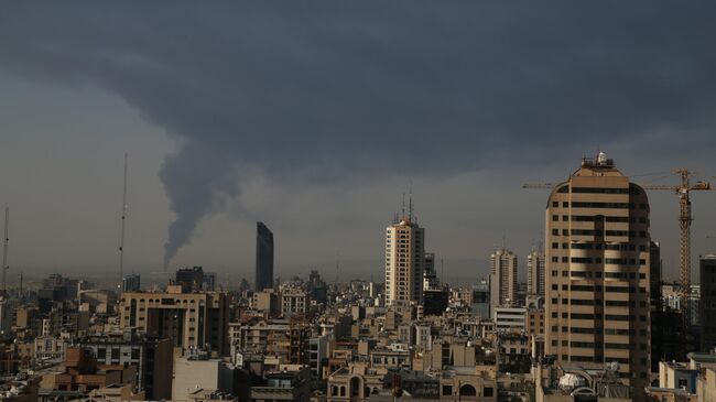 Дым после атаки Израиля в Тегеране