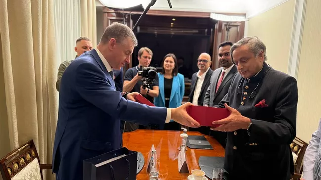 Председатель Комитета Государственной Думы РФ по международным делам Леонид Слуцкий и глава Комитета по внешним связям Парламента Индии Шаши Тхарур
