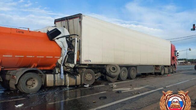 Место столкновения трех грузовиков в Тверской области
