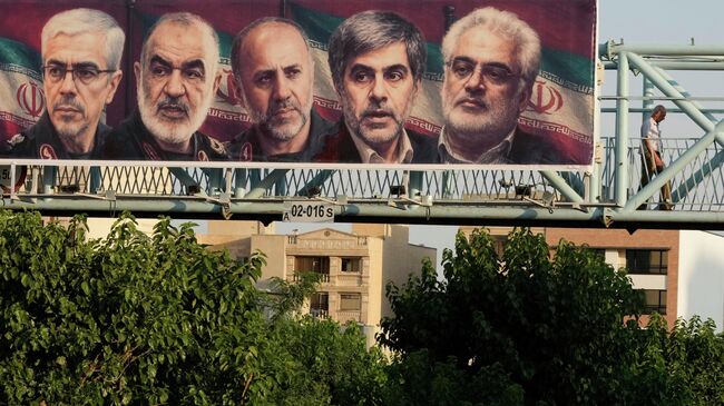 Билборд с изображениями иранских командиров и ученых, погибших в результате израильских ударов