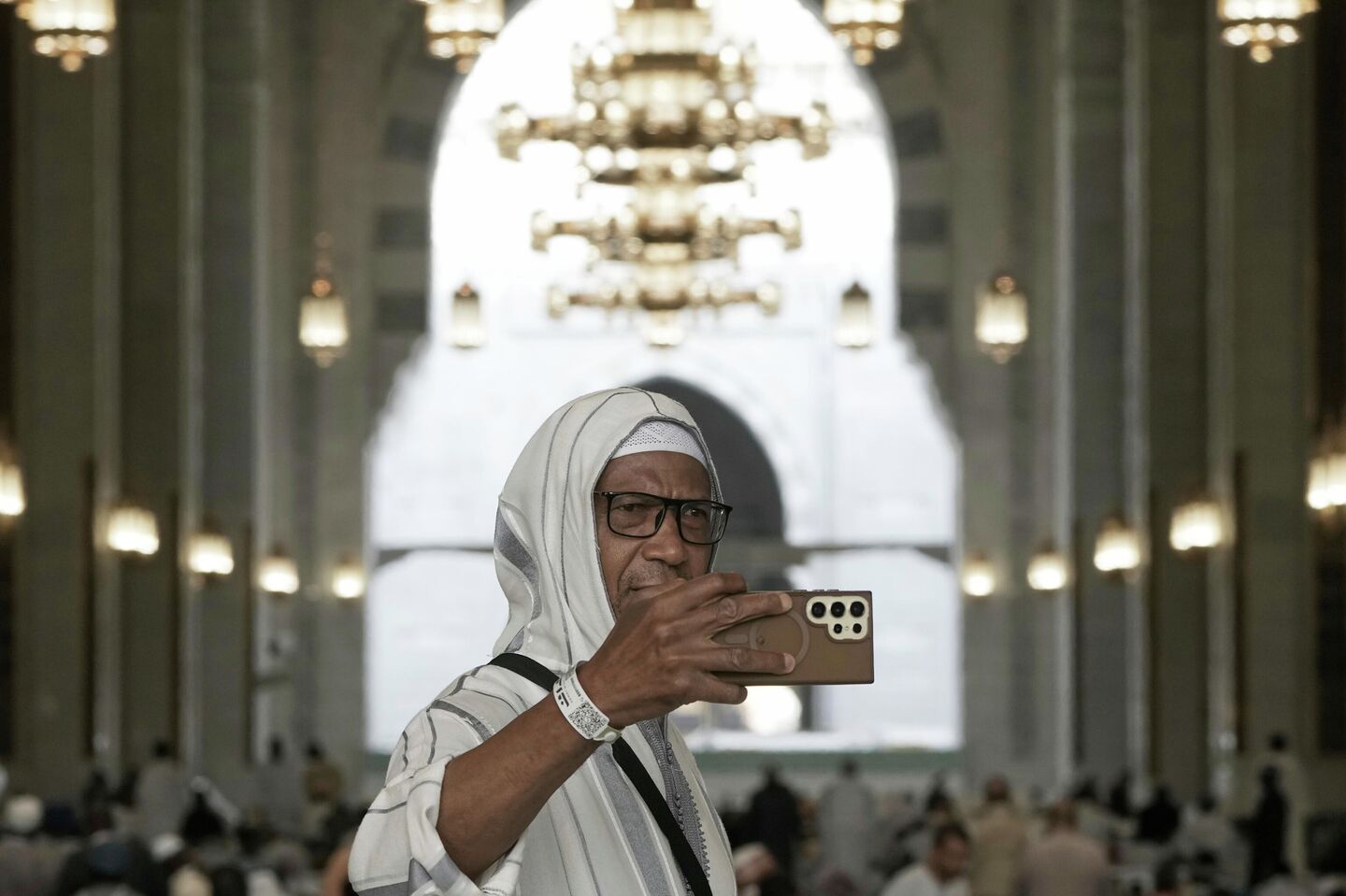 Паломник во время хаджа в Мекке Паломник во время хаджа в Мекке