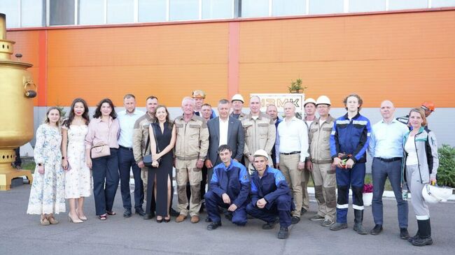 Губернатор Иркутской области Игорь Кобзев во время рабочей поездки на заводе в Черемхово