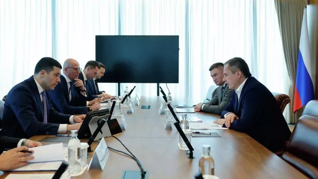 Губернатор Белгородской области Вячеслав Гладков и министр промышленности и торговли РФ Антон Алиханов во время встречи