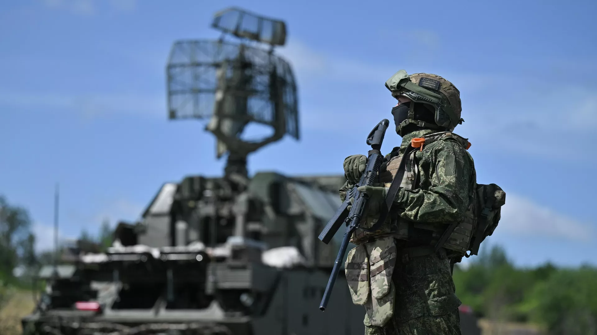 Российский военный у зенитного ракетного комплекса Тор М-1 - РИА Новости, 1920, 10.07.2025
