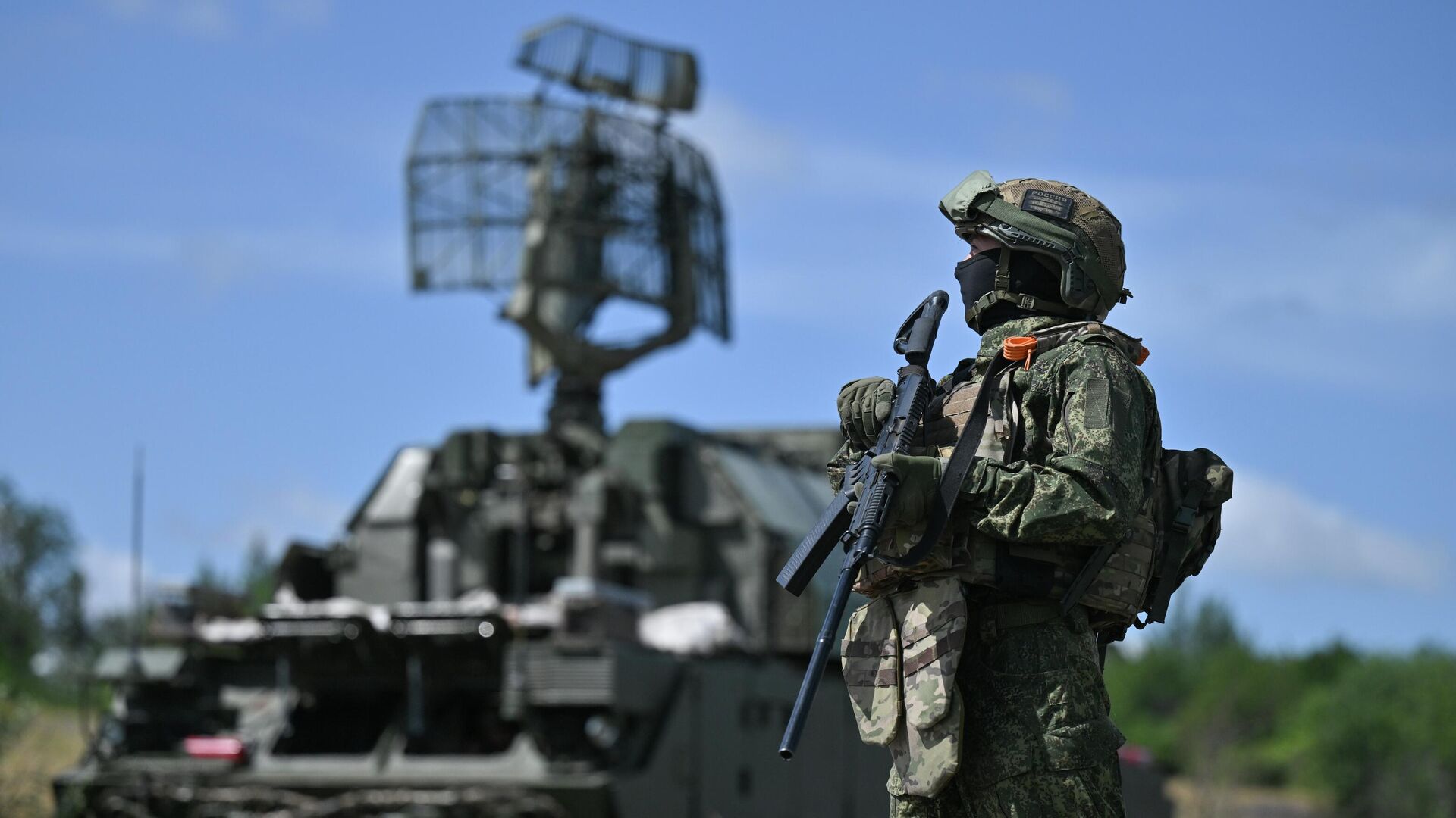 Российский военный у зенитного ракетного комплекса Тор М-1
