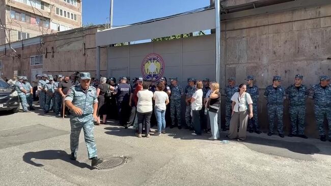 Люди у здания Следственного комитета Армении в Ереване