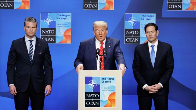 Президент США Дональд Трамп во время пресс-конференции по итогам саммита НАТО в Гааге