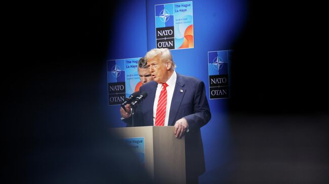 Президент США Дональд Трамп во время пресс-конференции по итогам саммита НАТО в Гааге