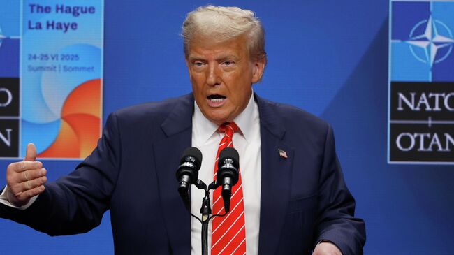 Президент США Дональд Трамп во время пресс-конференции по итогам саммита НАТО в Гааге