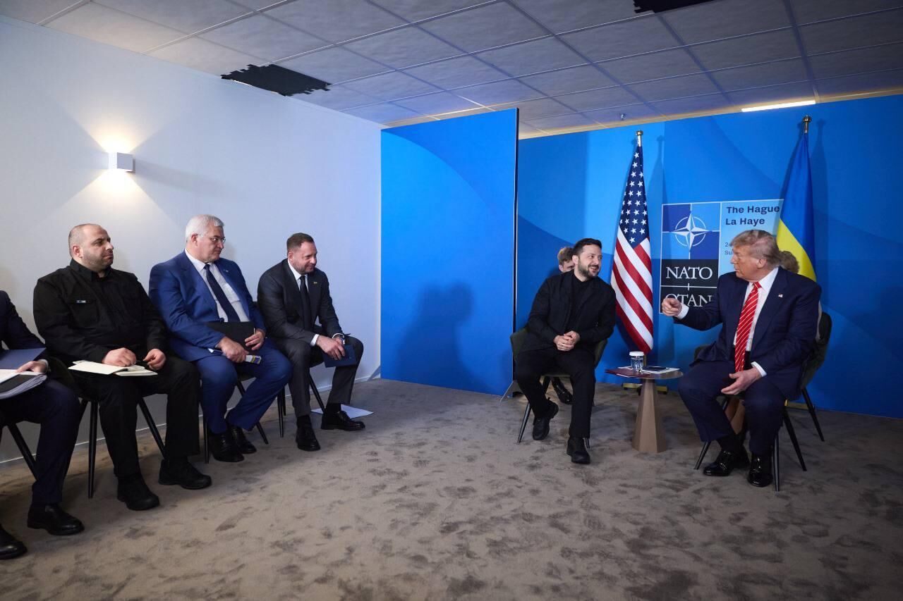 Дональд Трамп и Владимир Зеленский во время встречи на саммите НАТО в Гааге - РИА Новости, 1920, 25.06.2025