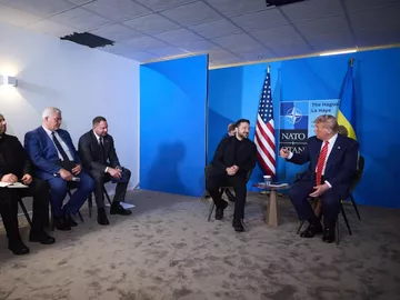 Дональд Трамп и Владимир Зеленский во время встречи на саммите НАТО в Гааге