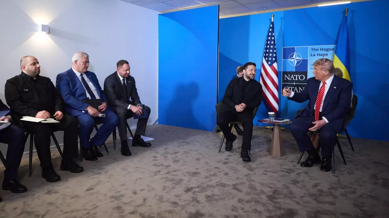 Дональд Трамп и Владимир Зеленский во время встречи на саммите НАТО в Гааге - РИА Новости, 1920, 14.07.2025